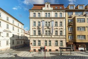 ein großes Gebäude mit einem Basketballkorb davor in der Unterkunft Hotel William in Prag