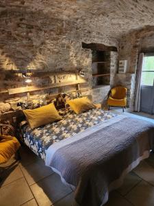 Katil atau katil-katil dalam bilik di Gite de charme 80 m², piscine, proche d'Uzès. +30 gambar