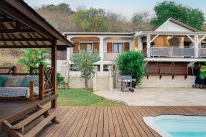 een huis met een terras en een zwembad bij Villa Oasis in La Possession