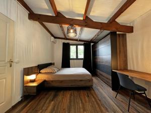 een slaapkamer met een bed, een bureau en een raam bij Villa Oasis in La Possession