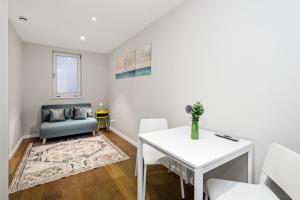 a living room with a table and a chair at Spacious 1 bedroom flat in London