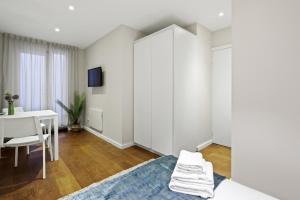 TV a/nebo společenská místnost v ubytování Spacious 1 bedroom flat