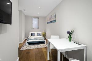a living room with a bed and a table at Spacious 1 bedroom flat in London