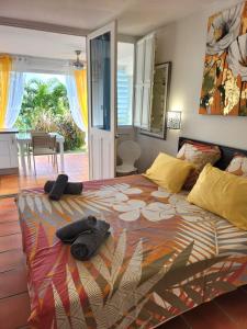 une chambre avec un lit avec des serviettes dessus dans l'établissement Anse des rochers - Ti Kaz MiLouMa, à Saint-François