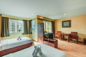 Postel nebo postele na pokoji v ubytování Elite Suites Patong