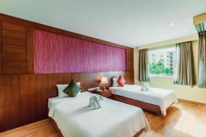 Postel nebo postele na pokoji v ubytování Elite Suites Patong