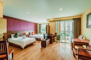 Postel nebo postele na pokoji v ubytování Elite Suites Patong