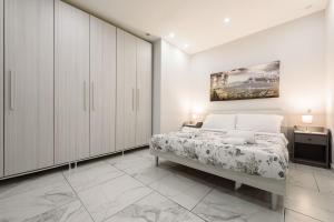 ein Schlafzimmer mit einem Bett und einem Wandgemälde in der Unterkunft House giovy in Neapel