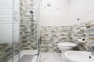ein Bad mit einer Dusche, einem WC und einem Waschbecken in der Unterkunft House giovy in Neapel