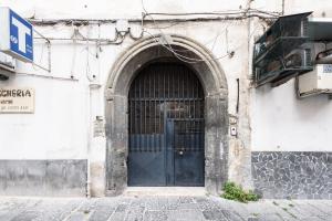 einen Eingang zu einem Gebäude mit einer schwarzen Tür in der Unterkunft House giovy in Neapel