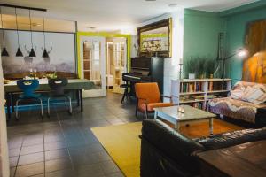 een woonkamer met een bank en een tafel bij Grijzegraaf vakantiewoning Voerstreek in Voeren