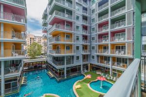 Bazén v ubytování Elite Suites Patong nebo v jeho okolí