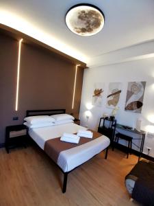 1 dormitorio con 1 cama grande y escritorio en B&B Il Vico del Greco, en Le Castella