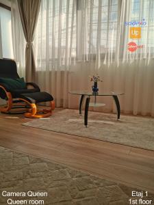 a room with a table and two chairs and a coffee table at AMADA CITY CENTER in Iaşi