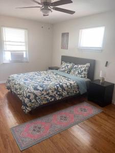Schlafzimmer mit einem Bett und einem Deckenventilator in der Unterkunft Cozy 2 Beds in Cleveland Heights