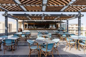 A restaurant or other place to eat at Matarma Beach Residence