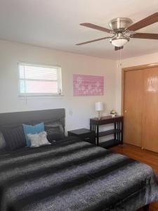 ein Schlafzimmer mit einem großen Bett und einem Deckenventilator in der Unterkunft Cozy 2 Beds in Cleveland Heights