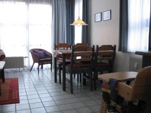 een eetkamer met een tafel en stoelen bij Ferienwohnung Stoetera in Malente