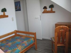 een slaapkamer met een bed, een bureau en een stoel bij Ferienwohnung Stoetera in Malente