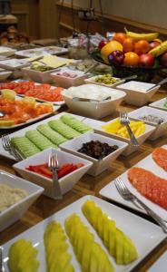 una mesa con muchos platos de diferentes tipos de comida en The Pillar Hotel en Londres