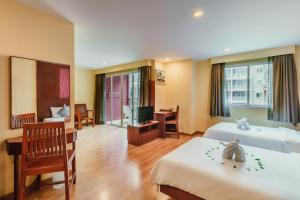 Postel nebo postele na pokoji v ubytování Elite Suites Patong