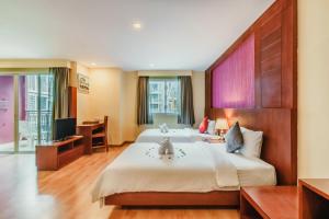 Postel nebo postele na pokoji v ubytování Elite Suites Patong