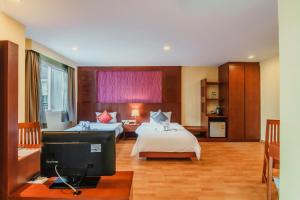 Postel nebo postele na pokoji v ubytování Elite Suites Patong