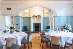 une chambre avec des tables, des chaises et une cheminée dans l'établissement Cuckney House - Georgian Manor on a country estate - Sleeps 31, à Cuckney 39 autres photos