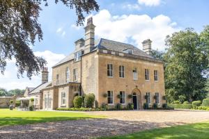 une image d'une grande maison en briques dans l'établissement Cuckney House - Georgian Manor on a country estate - Sleeps 31, à Cuckney