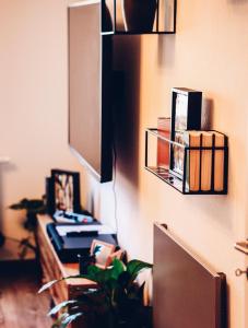 a room with a desk with a plant on a wall at Die Praxis - Wohnen als Therapie in Arnstadt