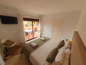 - une chambre avec un grand lit et un balcon dans l'établissement Pure Beach Penthouse & Swimming pool, 3 bedrooms, à Los Alcázares