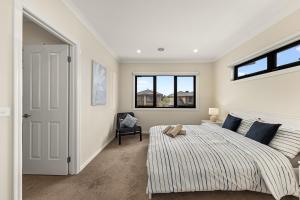 Un dormitorio con una cama grande y una ventana en Entire Great Place Keysborough, en Keysborough