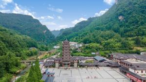 una vista aerea di un villaggio in montagna di Mountain View Guesthouse a Zhangjiajie