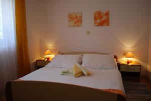 um quarto com uma cama com dois candeeiros em duas mesas em Sobe Ivančica em Rupa