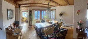 ein Wohnzimmer mit einem Holztisch und Stühlen in der Unterkunft Ferienhaus Kobolzeller Schlößchen a.d.Weinsteige in Rothenburg ob der Tauber