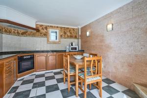 Kuchyň nebo kuchyňský kout v ubytování Villa Sa Canova