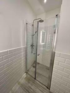 una doccia con porta in vetro in bagno di Brooklyn Apartments Sliema a Sliema