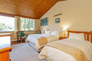 Una habitación de hotel con dos camas y una ventana. en Owls Loft Guesthouse, en Johannesburgo 31 fotos más