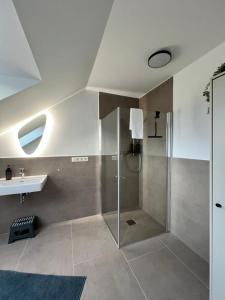un bagno con doccia e lavandino di BnB Open Apartments Pader-Stars a Paderborn