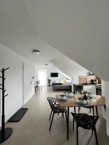 uma sala de jantar e sala de estar com mesa e cadeiras em BnB Open Apartments Pader-Stars em Paderborn