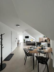 una sala da pranzo e un soggiorno con tavolo e sedie di BnB Open Apartments Pader-Stars a Paderborn