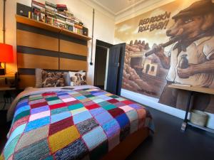 ein Schlafzimmer mit einem farbenfrohen Bett und einem Poster eines Cowboys in der Unterkunft Château de Clemency in Clemency
