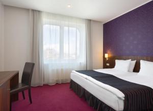 Postel nebo postele na pokoji v ubytování Rija VEF Hotel with FREE Parking