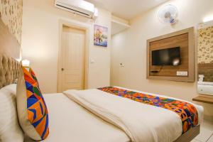 a bedroom with a bed and a tv on the wall at Hotel Florida in Kharar