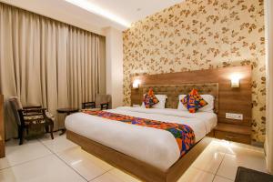 a bedroom with a large bed in a room at Hotel Florida -Manali Highway & 9 mins drive from Chandigarh University in Kharar