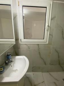 Ванная комната в Athens Sunnyside condo +11 фотографий