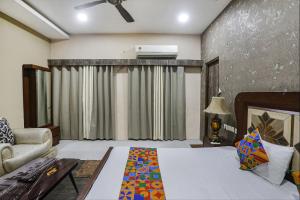 sala de estar con cama y sofá en FabHotel Classic Stay Inn, en Nagpur