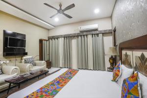 sala de estar con cama grande y sofá en FabHotel Classic Stay Inn, en Nagpur