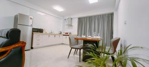Kuchyň nebo kuchyňský kout v ubytování Ocean Breeze Apartment
