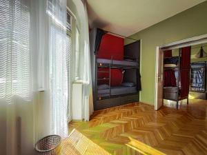 um quarto com um quarto com um beliche em Prishtina Center Hostel em Pristina